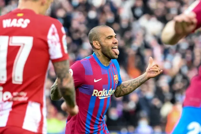 Alves cho thấy sự khác biệt so với đám trẻ tại Barca - Bóng Đá