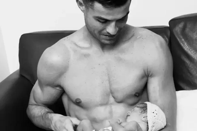 Ronaldo shares heartwarming picture holding his newborn daughter  - Bóng Đá