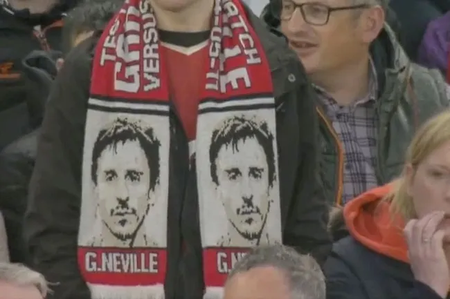 Hình ảnh lạ khiến Gary Neville bị trêu chọc - Bóng Đá