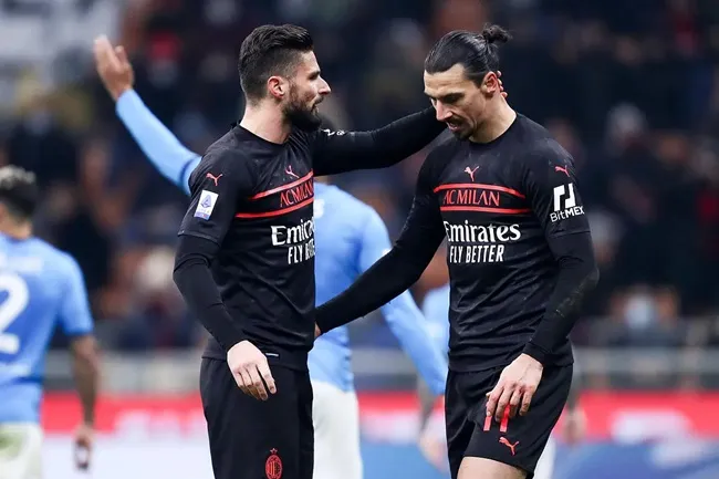 Giroud hoàn toàn lu mờ Ibrahimovic, nâng bước Milan giành Scudetto - Bóng Đá