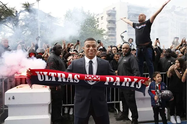 Biểu tượng Mbappe khuấy động bầu không khí điên rồ nhất tại Paris - Bóng Đá