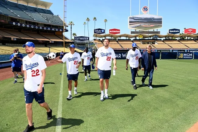 Các sao Chelsea ở tại sân vận động của LA Dodgers - Bóng Đá