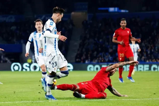 Sergio Ramos gets TWO red cards for lunge - Bóng Đá