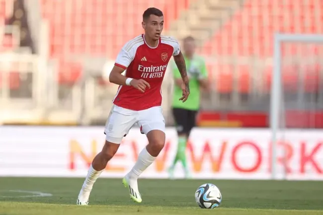 AC Milan are reportedly preparing to sign Arsenal center-back Jakub Kiwior - Bóng Đá