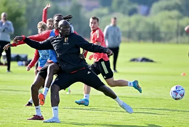 Lukaku đơ mặt, nằm đo ván trên sân - Bóng Đá