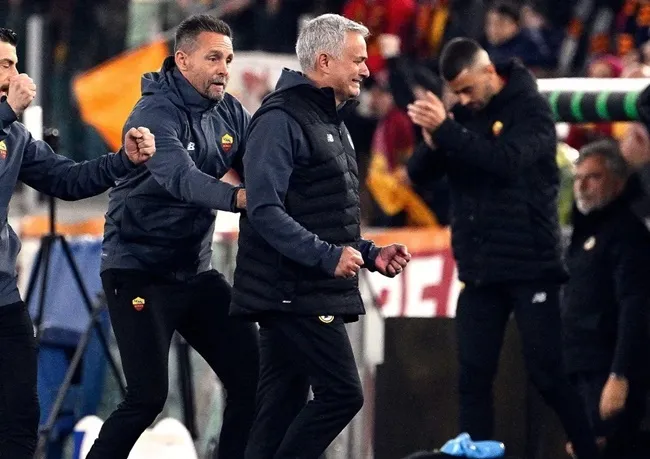 Khoảnh khắc đặc biệt của Mourinho - Bóng Đá