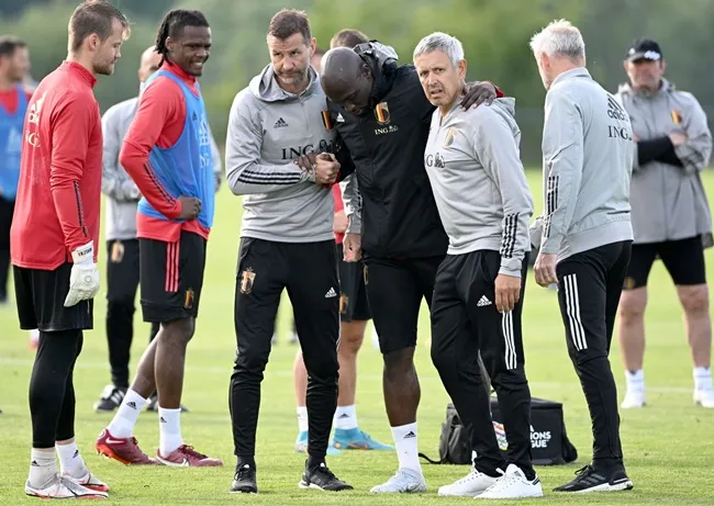 Lukaku đơ mặt, nằm đo ván trên sân - Bóng Đá