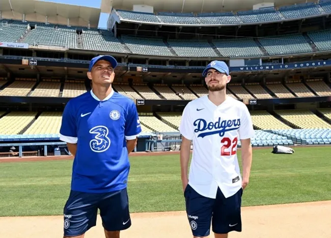 Các sao Chelsea ở tại sân vận động của LA Dodgers - Bóng Đá