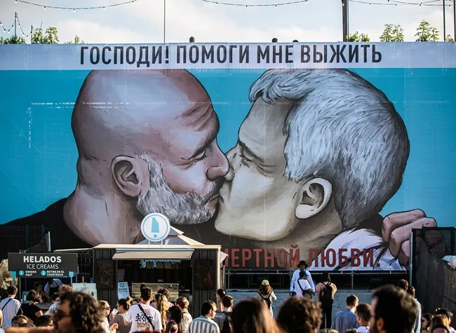 Guardiola kissing Roma's Mourinho spotted at Barcelona's Primavera music festival - Bóng Đá