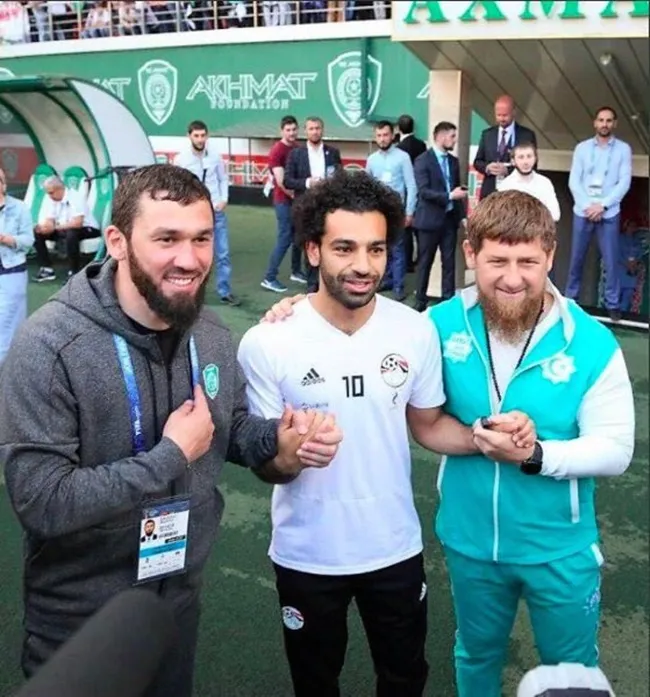 SỐC: Mo Salah bắt tay với lãnh đạo bị cáo buộc tội ác chiến tranh - Bóng Đá