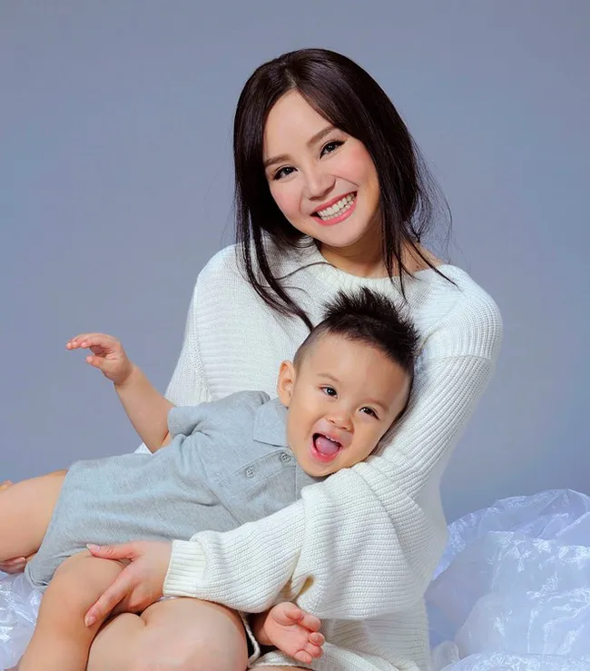 con-trai-vy-oanh-tinh-nghich-khi-chup-anh-cung-me-1487046961136