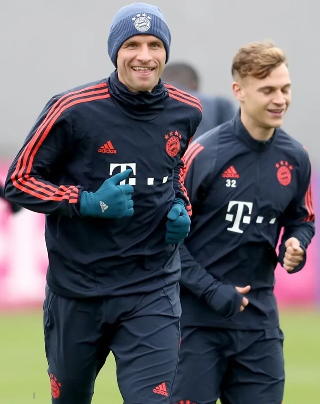 Dàn sao Bayern tươi tắn trong buổi tập đầu tiên sau