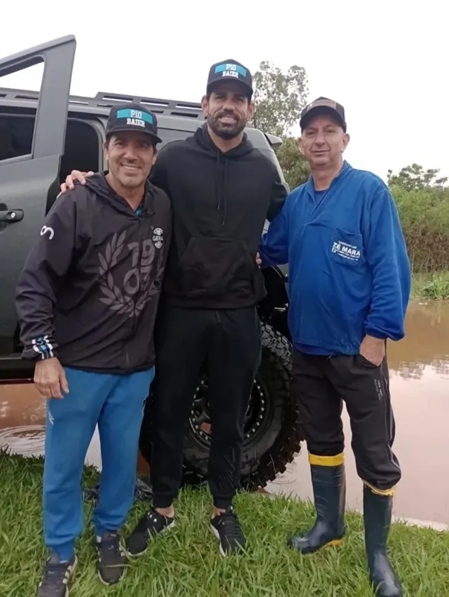 Diego Costa rescues 100 stricken residents from devastating Brazil floods with jetski and Jeep - Bóng Đá