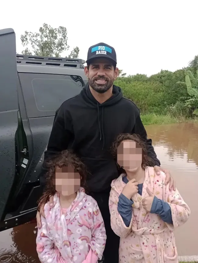 Diego Costa rescues 100 stricken residents from devastating Brazil floods with jetski and Jeep - Bóng Đá