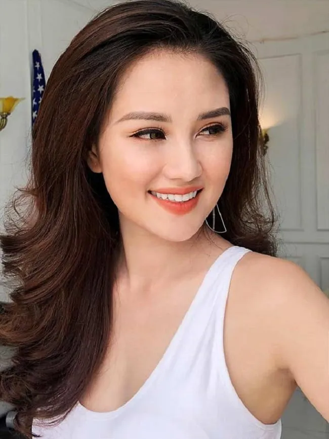 Huyền Châu xinh đẹp nóng bỏng khi làm mẹ đơn thân
