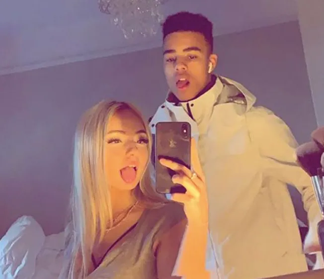 Mason Greenwood đưa bạn gái về nhà chống dịch - Bóng Đá
