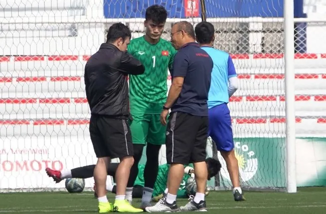 Văn Toản hay Tiến Dũng? Thầy Park nên chọn người đó... - Bóng Đá