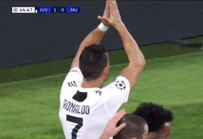 Ảnh bằng chứng Ronaldo xin lỗi CĐV M.U sau ăn mừng mở tỷ số - Bóng Đá