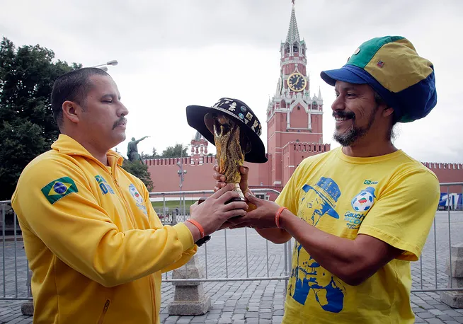 CĐV tứ xứ biến Moscow thành 'đại hội sắc màu' trước thềm khai mạc World Cup - Bóng Đá