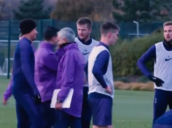 Mourinho ôm Alli trước mặt Kane - Bóng Đá