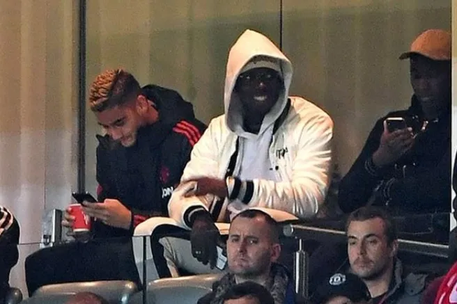 Man Utd thất bại, Pogba cười hả hê trên khán đài - Bóng Đá