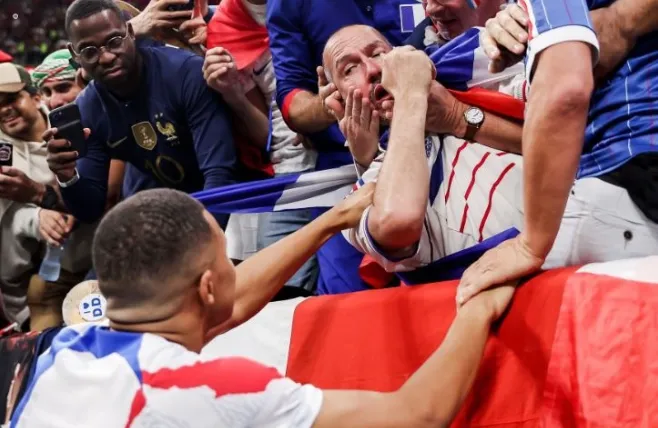 Mbappe sút bóng vào mặt CĐV - Bóng Đá