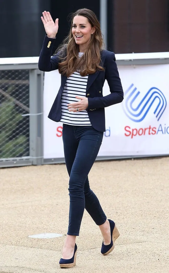 Kate Middleton thường xuyên kết hợp áo thun kẻ ngang cùng quần jeans ôm chân. 