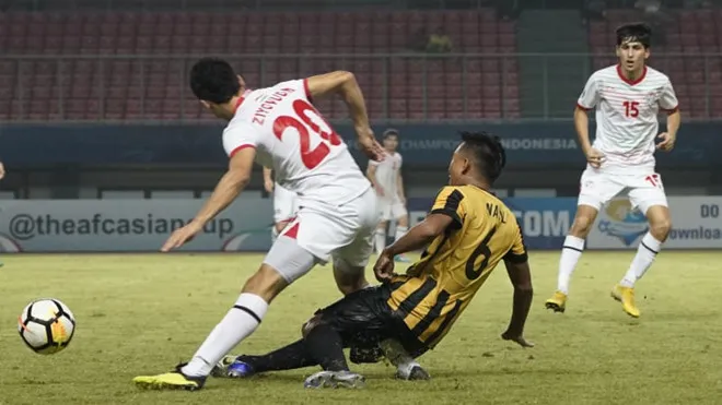 Xem lại cầu thủ U19 Malaysia vào bóng 2 chân và cái kết kinh hoàng - Bóng Đá