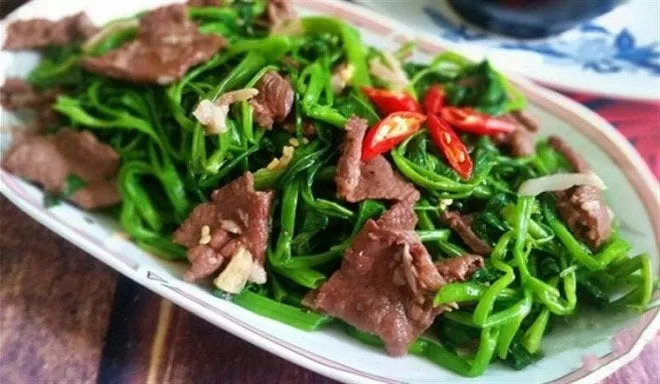 Muốn xào thịt bò không khô, hãy ướp thêm dầu ăn. 