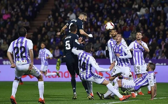 Ảnh Mourinho đá bóng cùng con trai - Bóng Đá