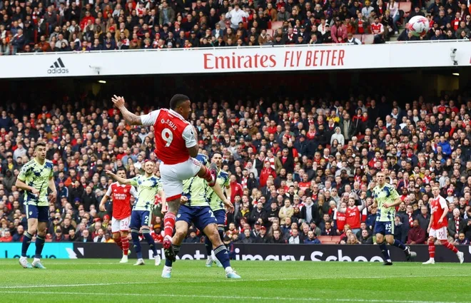  Sky Sports' Oliver Yew at the Emirates Jesus - Bóng Đá