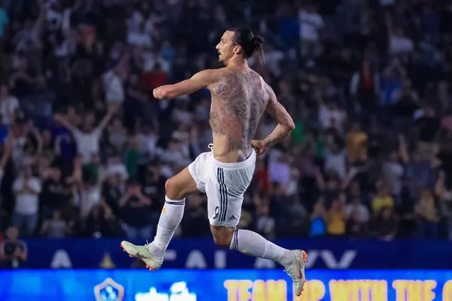 Ibrahimovic cởi phăng áo sau hat-trick lội ngược dòng cho LA Galaxy - Bóng Đá