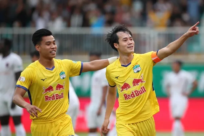 Vòng 8 V-League:  HAGL lập hattrick chiến thắng, CĐV “phun mưa” trọng tài - Bóng Đá