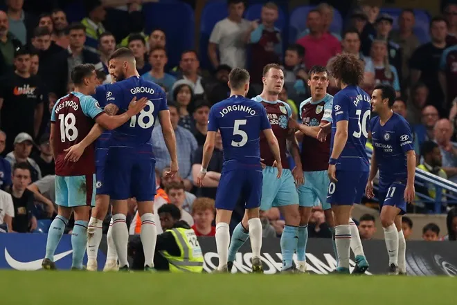 Luiz, Kante, Giroud hóa trang - Bóng Đá