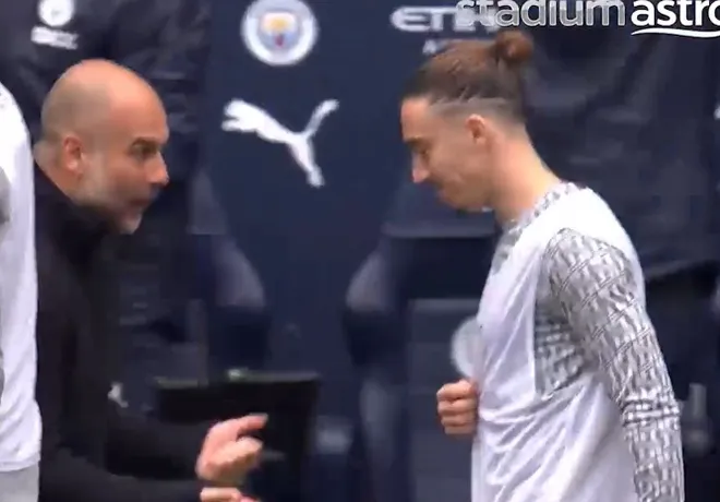Hành động khó hiểu của Pep Guardiola trong trận thắng Liverpool - Bóng Đá