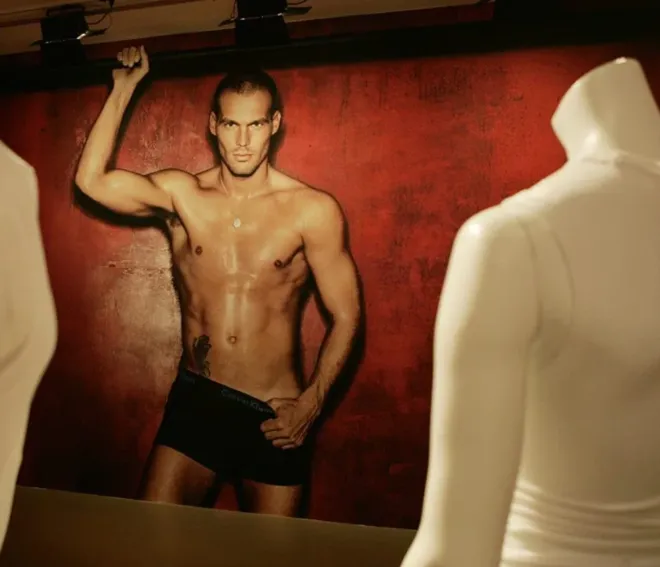 senal interim manager Freddie Ljungberg had red hair, modelled pants for Calvin Klein and married Spurs fan Natalie - Bóng Đá