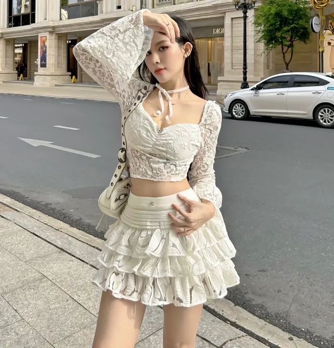 Chị em có thể mix match cùng váy xếp ly, váy dáng bí ngô hoặc váy ren + áo ren.