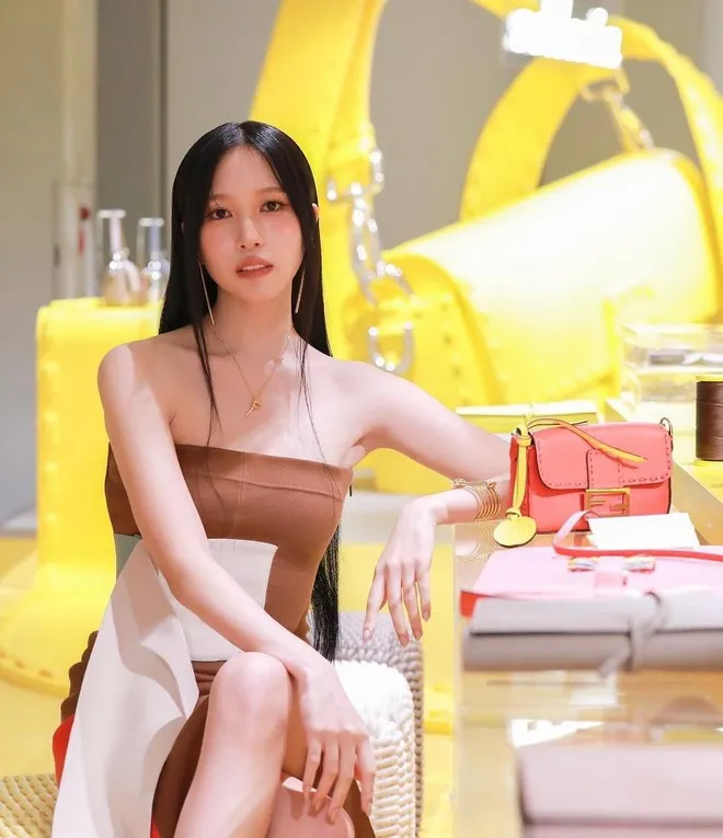 Cô gây ấn tượng với hình ảnh cô tiểu thư quyến rũ với loạt đồ gợi cảm và phong cách.
