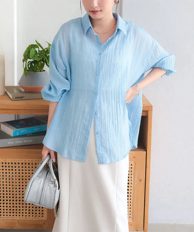 Mix áo sơ mi xuyên thấu với tank top bên trong vô cùng lịch sự, chuẩn phong cách