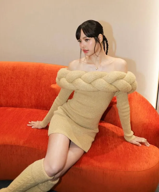 Lisa gây ấn tượng với đôi mắt to tròn, làn da nâu khoẻ khoắn và body khét lẹt