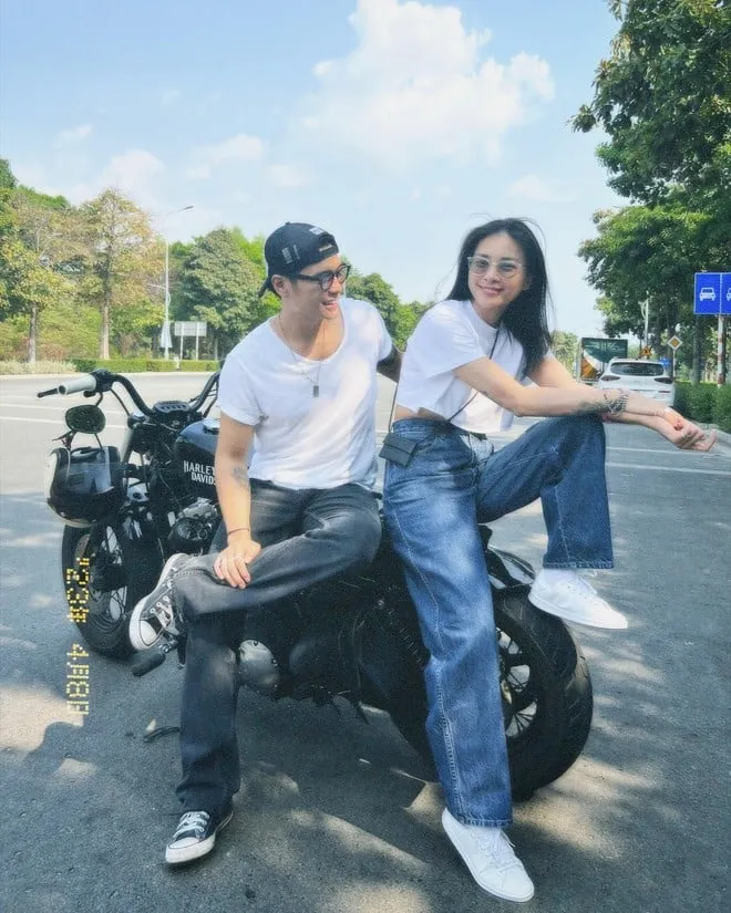 Các công thức diện quần jeans của Ngô Thanh Vân không chỉ trẻ hóa phong cách hiệu quả, mà còn ghi điểm nữ tính. 