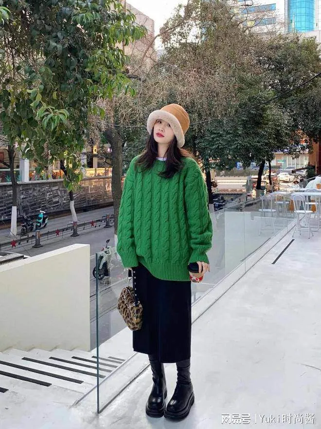 Áo len rộng là sự lựa chọn ấm áp cho mùa thu.