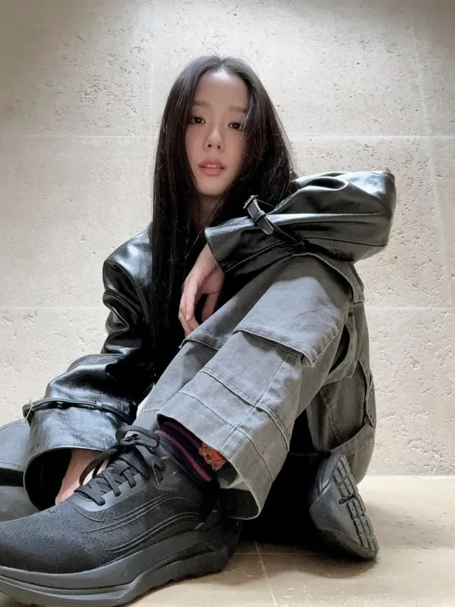 Với áo khoác da, Jisoo chọn mix cùng quần suông ống rộng kết hợp sneaker để outfit ghi điểm năng động, khỏe khoắn. 