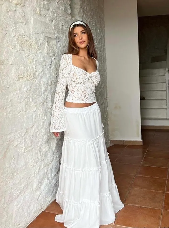 Để “matching” với áo ren thì dù là váy dáng xoè bồng bềnh hay thiết kế đuôi cá cách điệu cũng đều vô cùng hợp cạ.