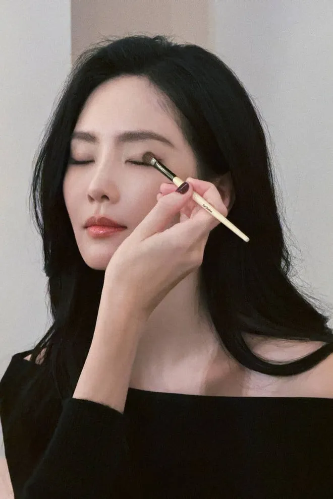 Làn da của Lưu Thi Thi đẹp đến độ lớp makeup mướt mịn và trông vô cùng tự nhiên, dù cho Cbiz nổi tiếng với style trang điểm phấn dày cộp.