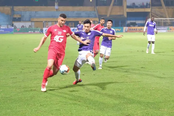 Suýt “phang” gãy chân đồng nghiệp, HLV Viettel vẫn khen ngợi Quế Ngọc Hải - Bóng Đá