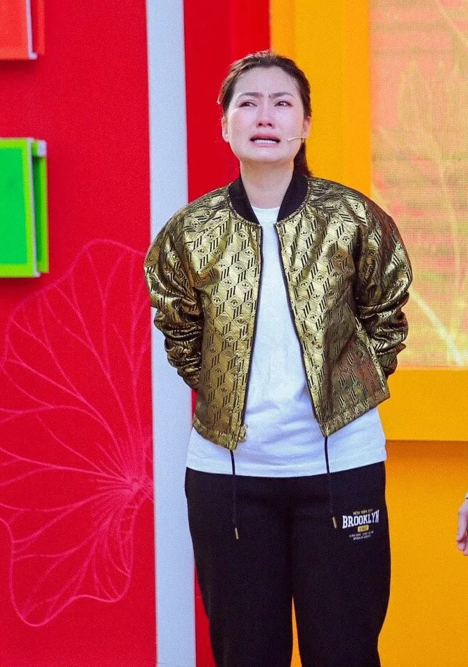 ngoc-lan-om-mat-khoc-gian-giua-tiet-lo-thuong-tam-su-voi-di-anh-cha-ruot-show-5-1678175608-879-width666height950