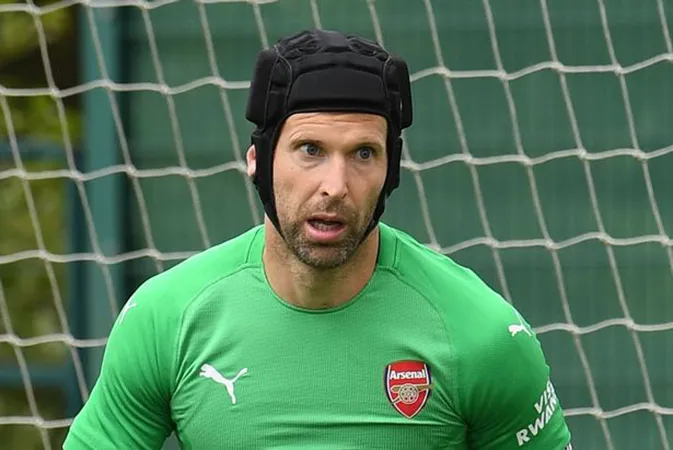Petr Cech tìm đường tháo chạy,