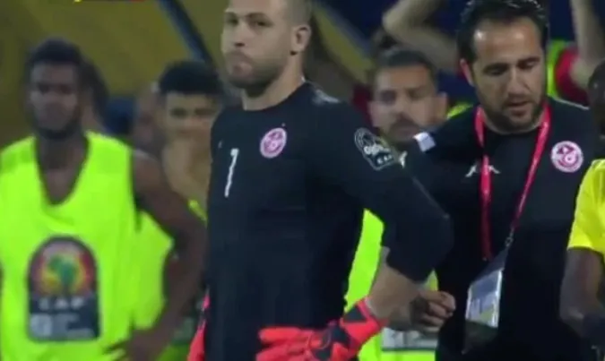 Watch Tunisia keeper ‘do a Kepa’ by refusing to be subbed during AFCON 2019 win over Ghana - Bóng Đá