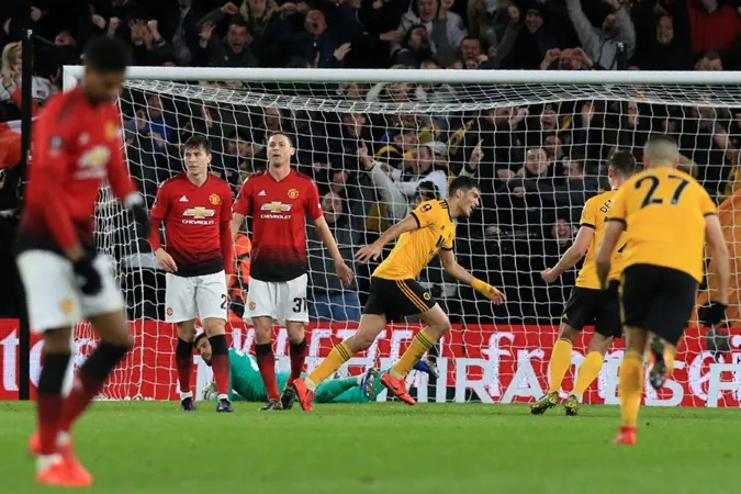 MU thua mất mặt, CĐV ví họ còn tệ hơn cả ..... Huddersfield - Bóng Đá